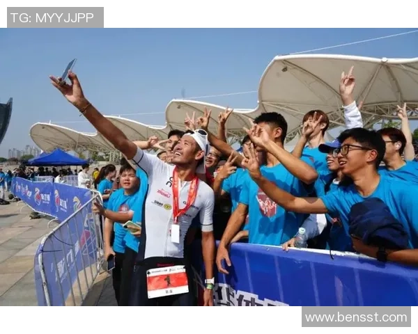 老将勇战世界铁人三项赛坚持完赛感动全场观众